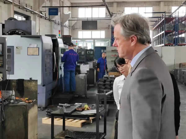 2023年5月8日,意大利普曼普全球采购总监到公司考察洽谈进一步合作事宜。